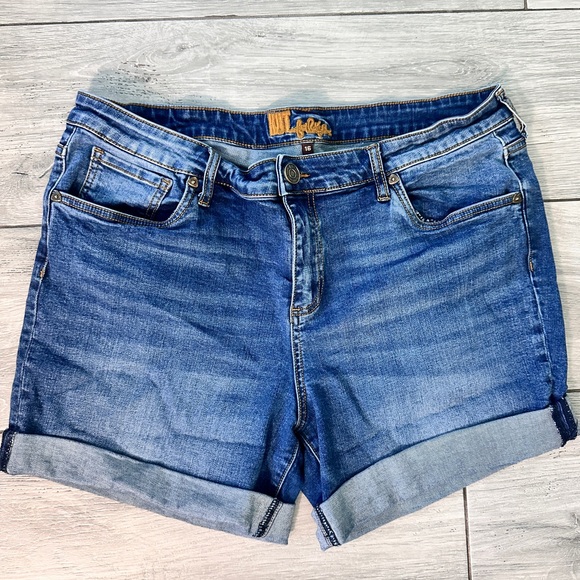 Kut from the Kloth Pants - Kut from the Kloth Women’s Classic Denim Katy Boyfriend Jean Shorts size 16